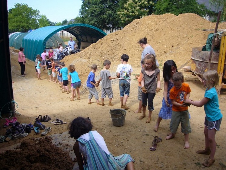 Transport des briques de terre - Pôle enfance de Bouvron