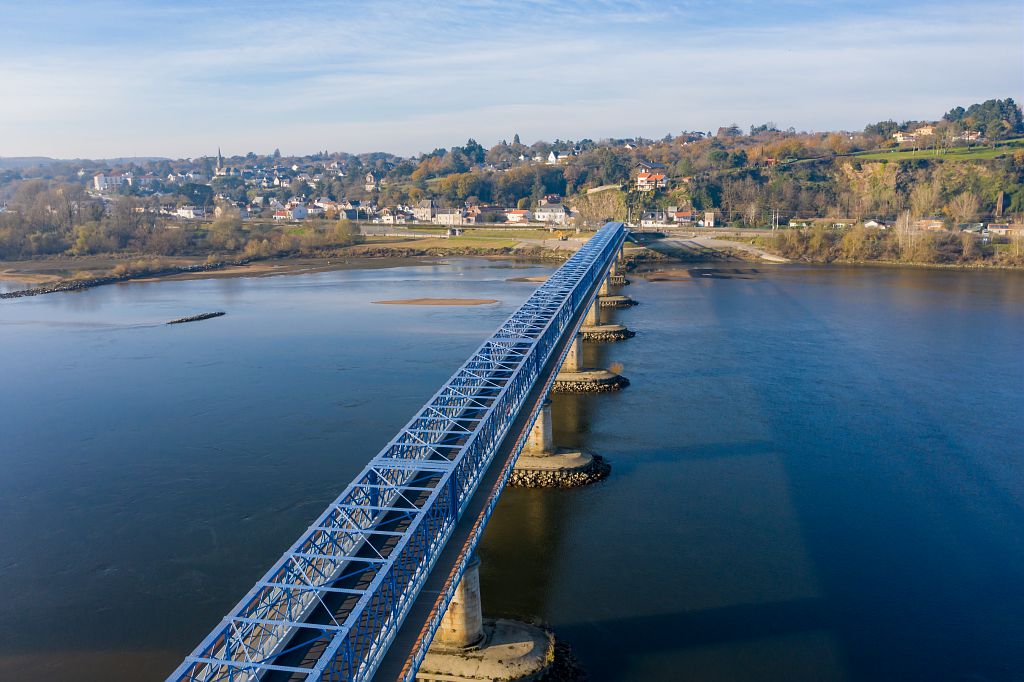 Fin des travaux sur le pont de Mauves-sur-Loire - piste cyclable, vue aérienne Fin des travaux sur le pont de Mauves-sur-Loire - piste cyclable, vue aérienne